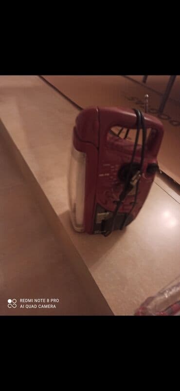 Mikrofonlar: Sunca markalı, qırmızı rəngdə, AM/FM dalğalarını dəstəkləyən radio — 1