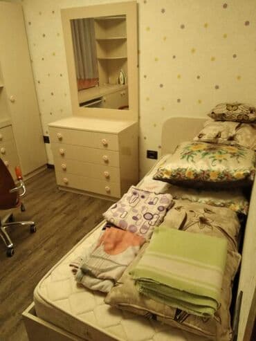 bakı gunluk evler: Sabunçu rayonu,Razin Akkordda,3 otaqlıdan 4 otaqlıya düzəldilmiş,tam — 8