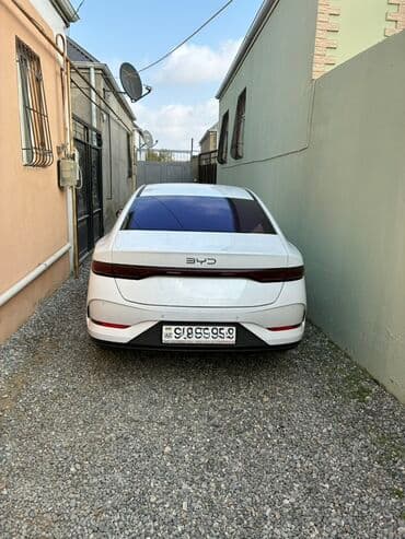 Chery: BYD sedan – ağ rəng, müasir dizaynlı tam elektrik avtomobil — 2