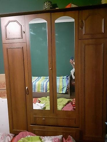 kravat satilir: Tecili satilir.4qapili dolab,1tek neferlik yataq.70manat,unvan mastaga — 2