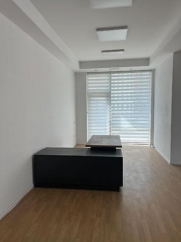 kiray: Nərimanov heykəlinin yanı. İsmayıl Qutqaşınlı küçəsində, Altes Plazada — 10