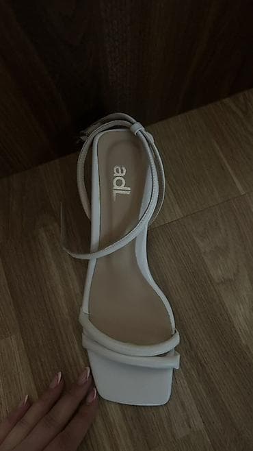 rezin botinkalar: Adl brend qadın sandaleti - Rəng: ağ - Model: nazik kəmərli, kvadrat — 2