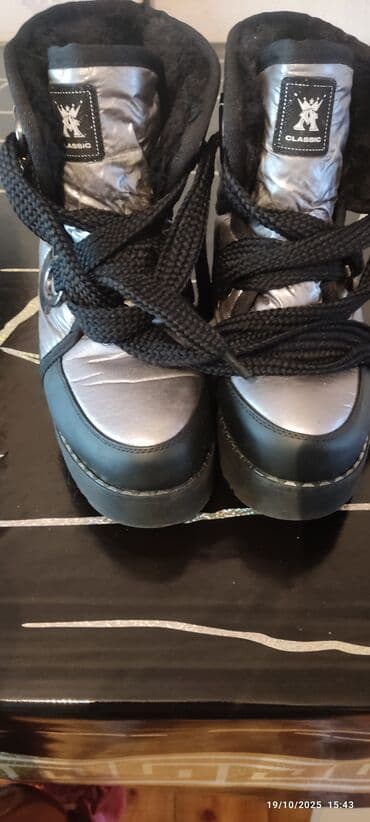 qış qısa botinkalar: Qışlıq qız botlar – “Classic” loqolu - Rəng: gümüşü üst hissə, qara — 1