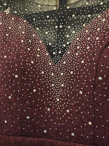 Zərif axşam/gecə geyimi – bordo rəngdə, parıltılı daşlarla bəzədilmiş — 8