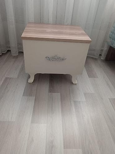 tek yatag: Dekorativ sandıq/oturacaq qutusu - Material: üst hissə ağac — 1