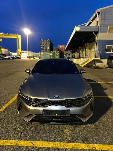 Nəqliyyat: Kia K5 – müasir sedan Xarici: - Gümüş rəngli kuzov, idman üslubunda — 1