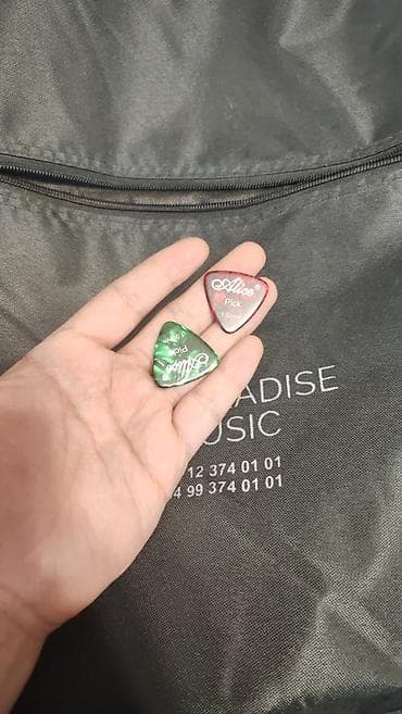 gitara tarnada: Klassik gitara, çanta və aksesuarlar 2025 avqustda alınıb. Daha — 5