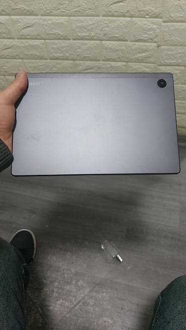 Samsung: Samsung planşet - Korpus: metal gövdə, nazik çərçivə, arxada yuxarı — 1