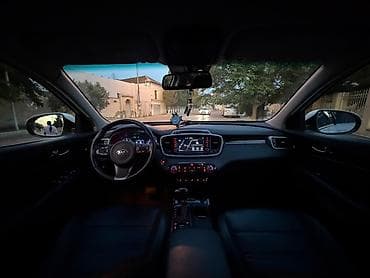 Kia Sorento – ağ rəngli, tam ölçülü SUV Xüsusiyyətlər: - Geniş və — 5