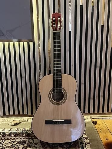 Klassik akustik gitara - Korpus: parlaq təbii ağac üstlük, klassik