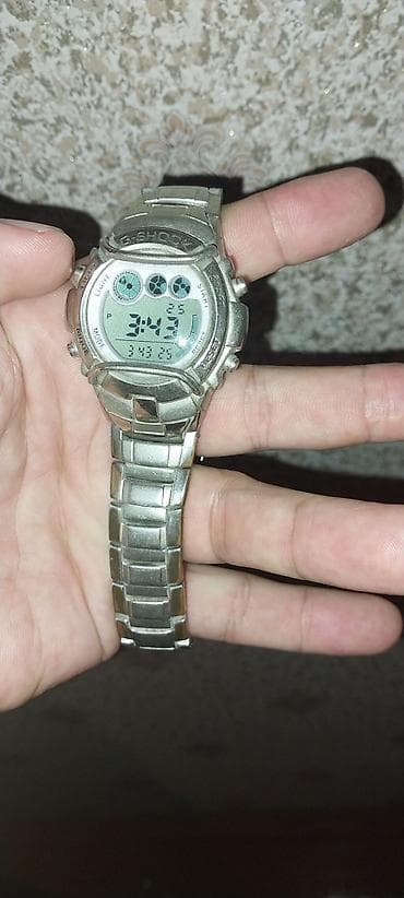 Casio G‑Shock rəqəmsal qol saatı - Korpus və qayış: metal