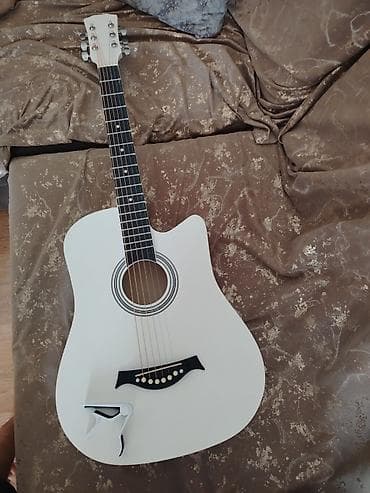 Agustik gitar üstünde kapo ve çantası verilir - Başlıq: 6 mexaniki lad