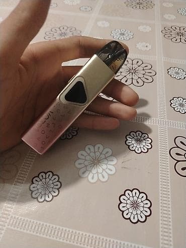 çant: Qızılı-çəhrayı rəngdə olan, yığcam dizaynlı elektron siqaret. Cibdə və — 4