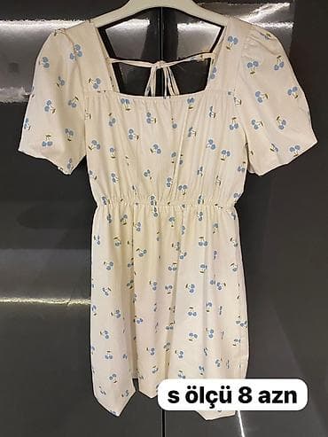 Açıq krem rəngdə, mavi albalı naxışlı yay donu. Kvadrat yaxalı, qısa