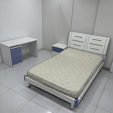 Oğlan və qız üçün, Yazı masası, Tumba