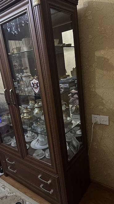 iwlenmiw taxta satiwi: Vitrin şkaf – klassik üslub - Material: taxta karkas (qəhvəyi rəng) — 1