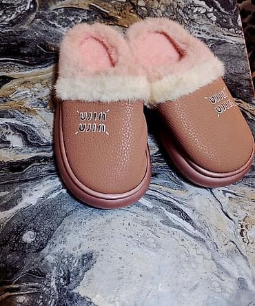 Açıq qəhvəyi rəngdə olan bu qadın slipperləri, süni dəri üst hissəsi