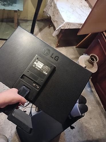 Masaüstü kompüterlər və komponentlər: Kompyuter dəsti Tərkib: - Sistem bloku (ATX korpus): arxa paneldə 4x — 5