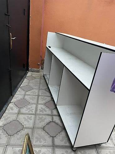 ayyaqabi dolabi: Ağ rəngdə olan bu dolab, dörd rəfdən ibarətdir və təkərləri sayəsində — 2