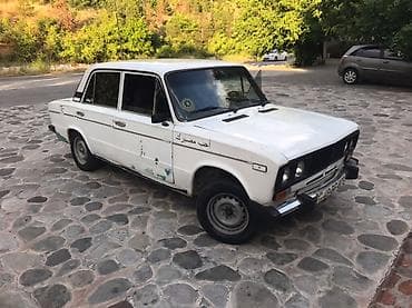 VAZ 2106, ağ rəng, klassik sedan. Xüsusiyyətlər: - Kuzov: 4 qapılı