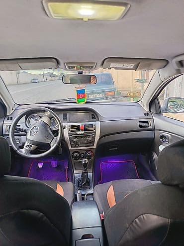 chat satisi: Sedan avtomobil – ağ rəng, 5 yerlik, önqapılar və arxa qapılarla — 3