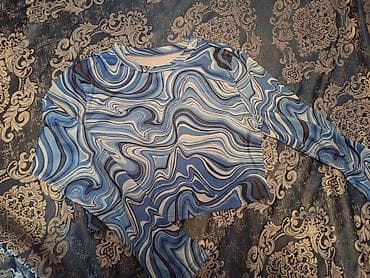 Mavi tonlarda abstrakt dalğalı naxışlı, uzunqol qısa krop top. -