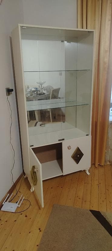 Şüşə vitrin dolabı - Rəng: ağ (neytral və modern görünüş) - Üst