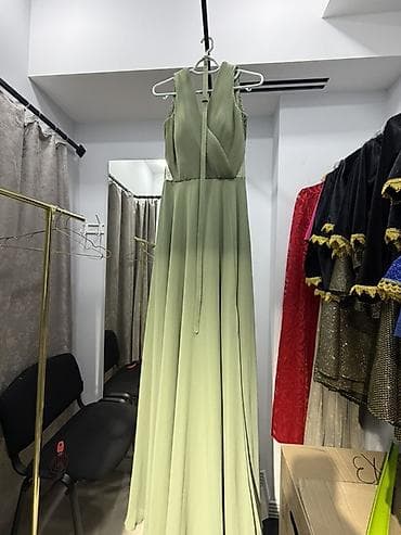 deri lekesi: Zeytun-yaşıl rəngdə, uzun ziyafət/libas. - Model: qolsuz, V-kəsimli — 2