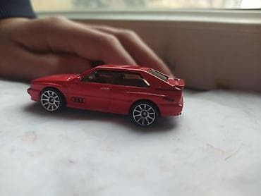 mini disk: Qırmızı rəngli miniatura avtomobil modeli – Audi Quattro - Miqyas — 3