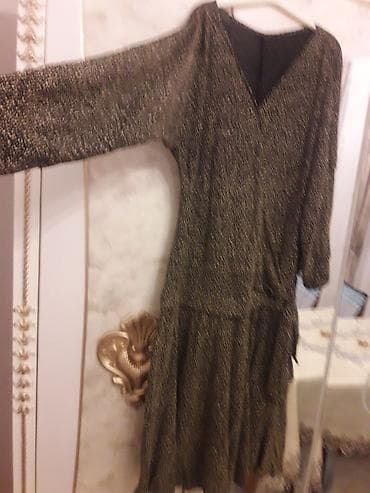 Zərif qızılı parıltılı naxışlı qara paltar - Model: V-kəsimli, dizdən — 5