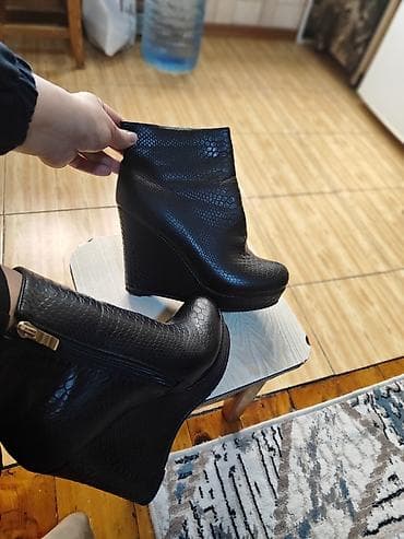 Qadınlar üçün qara rəngli platforma dabanlı botlar - Model: Daxili — 2