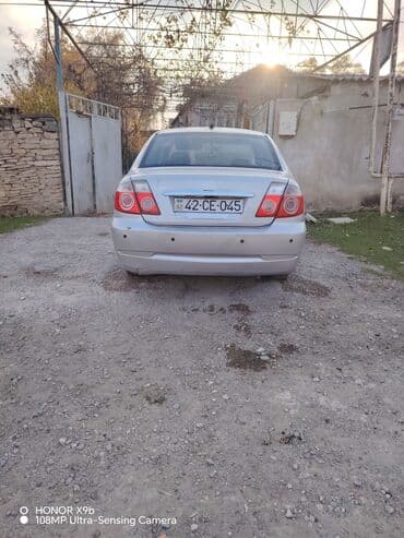 mersedes dört göz: Sedan avtomobil – gümüşü rəng, 4 qapı, tam ölçülü baqaj. Ön və arxa — 2