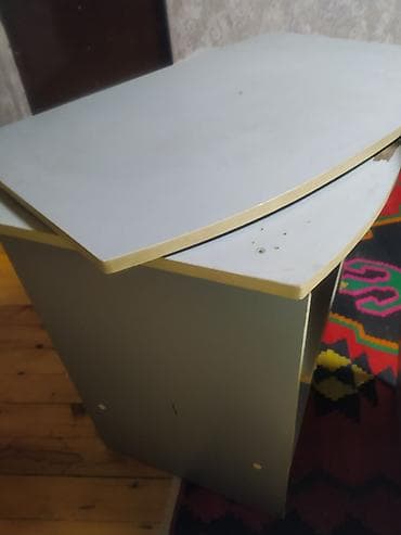 künc divani: İşlənmiş, Düz TV altlığı, Polkalı, Laminat — 2