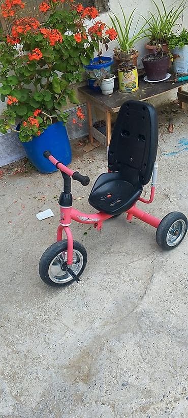 Üçtəkərli velosiped ela veziyyetde .hec bir prablemi yoxdu.unvan 2ci