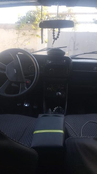 byd diski: LADA 2107 sedan təqdim olunur. Avtomobil qara rəngdədir və klassik — 6