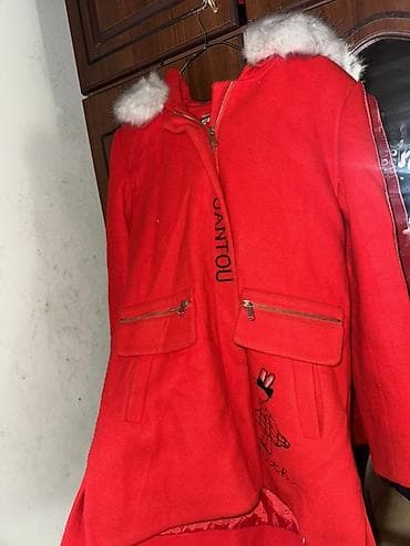 Qırmızı qadın paltosu – kapüşonlu, süni kürk detallı - Rəng: parlaq lalafo.az -da Qırmızı qadın paltosu – kapüşonlu, süni kürk detallı - Rəng: parlaq