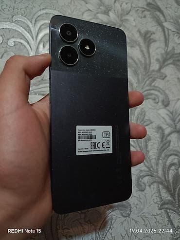 Smartfon – arxa tərəfində üçlü dairəvi kamera modulu və LED flaş