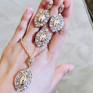 sirqalar qizil: Dəstə daxildir: Üzük, Sep, Sırğa, Sarı qızıl, 585 Əyar, 14 g — 3