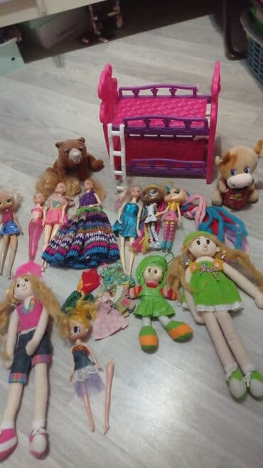 Uşaq oyuncaqları və aksesuarlarından ibarət böyük qarışıq paket