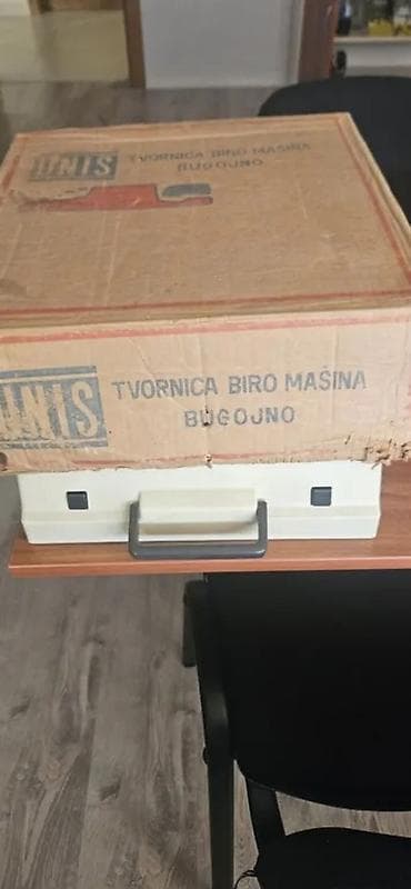 UNIS “Tvornica Biro Mašina Bugojno” mexaniki yazı makinası - Model