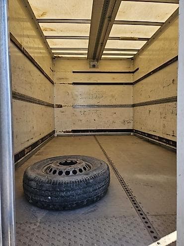 mercedes avtobus: Yükgötürmə üçün qutu kuzovlu yük maşını - Ağ rəngli, tam qapalı “box” — 1
