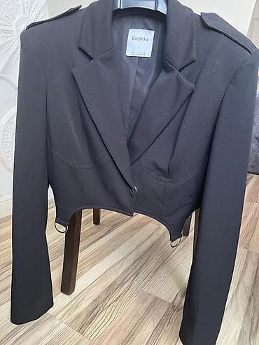Üst geyimi: Bershka qısa qadın blezeri - Rəng: qara - Model: qısa/kropped blezer — 1
