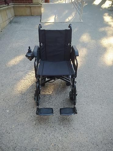 Elektrikli əlil arabası - Joystick idarəetməsi: sağ qoltuqaltıda