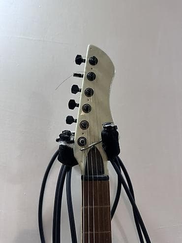 gitara kabel: Gitara ideal veziyyetdedir. islekdir. uzerinde qara Fender burgular — 5