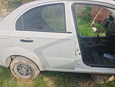 Məhsul: Ağ rəngli sedan üçün ön sağ və arxa sağ qapılar (komplekt və