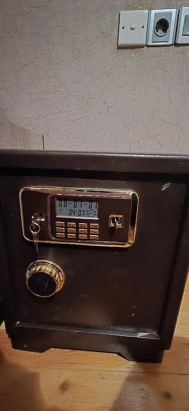 Pul yeşiyi, kassa altları: Elektron kombinasiya və mexaniki düyməli seyf - Rəng: tünd qəhvəyi — 1