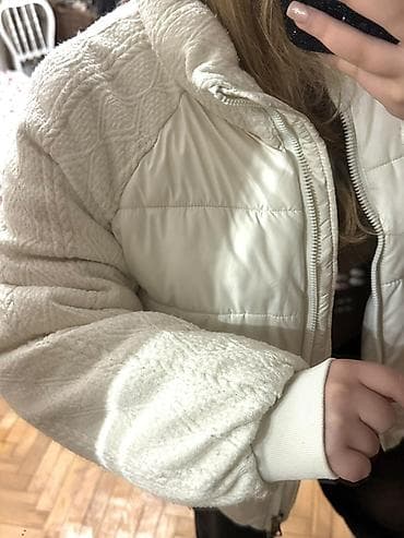 Ağ rəngli qadın qısa qış gödəkçəsi.
80 manata alinib.Qalin kurtka