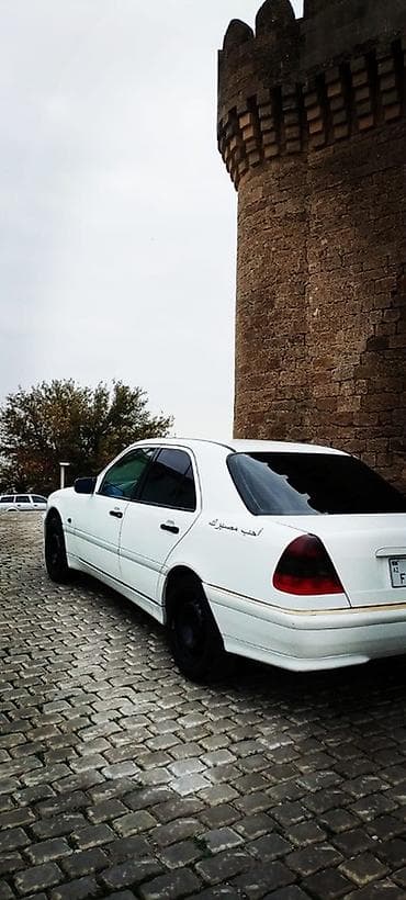 Mercedes-Benz C-Class: 2 l | 2000 il Sedan