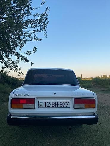 maşin satisi: VAZ 2107 “Jiquli” – sedan, ağ rəng.⁸ - Kuzov: 4 qapı, klassik künclü — 6