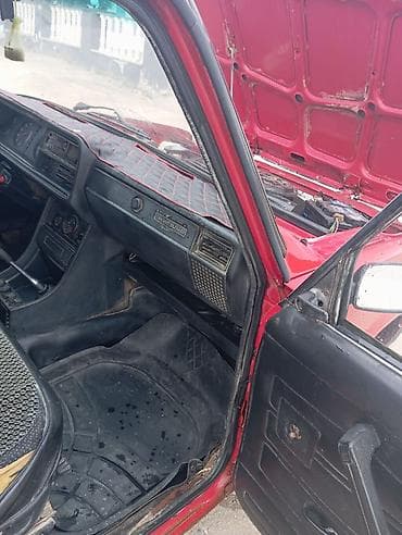 qapı bağlayan: VAZ 2107, qırmızı rəng, 4 qapılı sedan. Texniki və xarici — 9